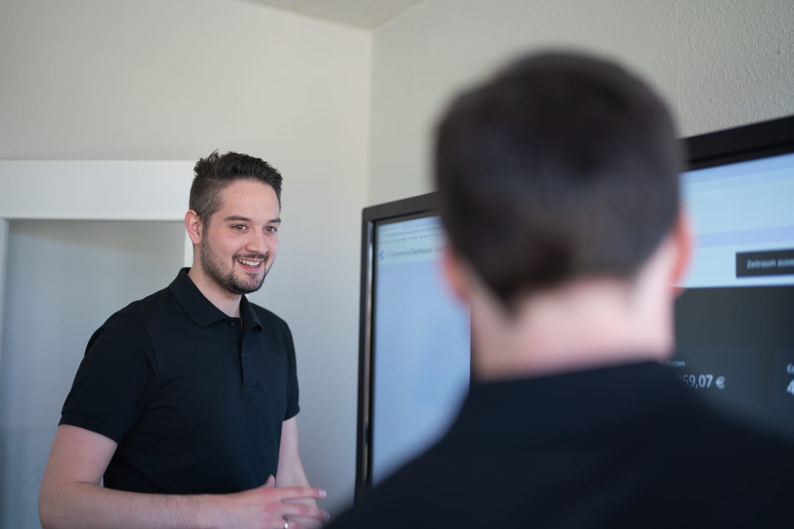 Beratungsgespräch bei digitalbakery – gemeinsam am Dashboard
